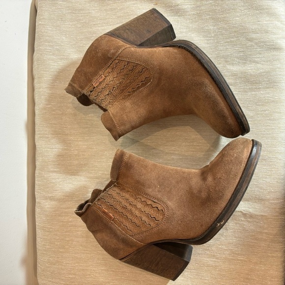 LEVI’S Sz 6.5 Chelsea Western Style Slip On Stacked Heel Suede Almond Toe Boots - Picture 7 of 14